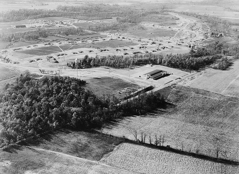 Black and white 1930s aerial photo of Jersey Homesteads, with rows of new houses among farm fields